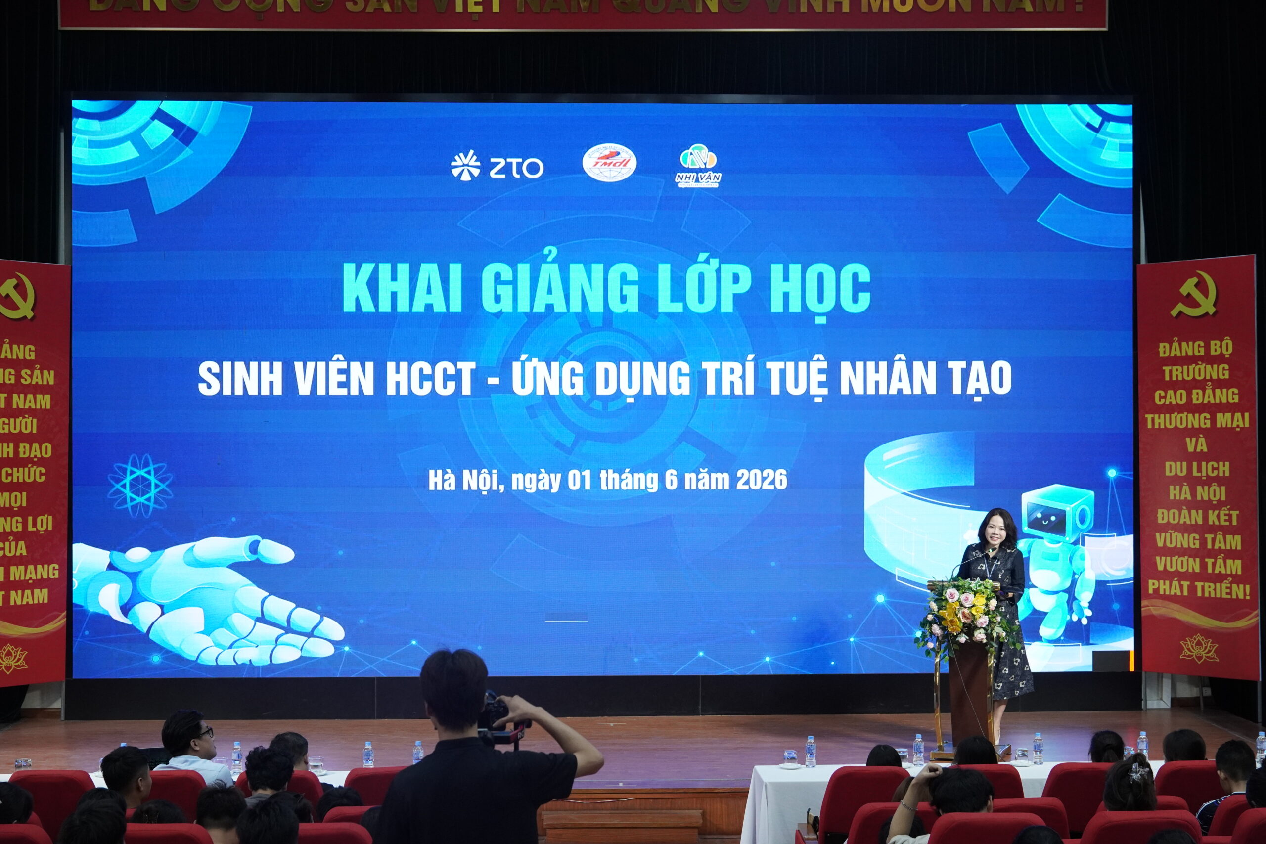 Toàn cảnh buổi khai giảng tại hội trường HCCT