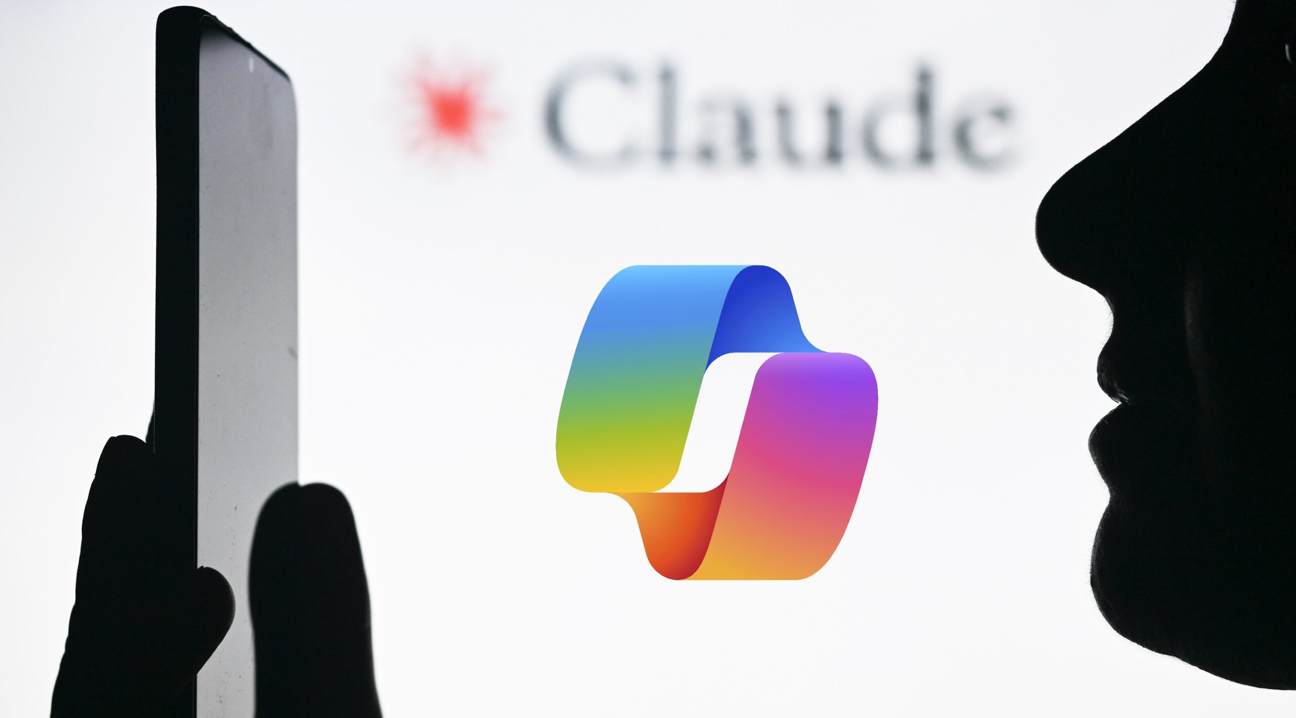 Bóng đen người cầm điện thoại bên trái và khuôn mặt người bên phải, logo Microsoft Copilot gradient cầu vồng ở giữa, nền trắng có logo và chữ "Claude" của Anthropic mờ phía sau. Tin chính ngày 30/06/2026: Microsoft dừng cấp phép Claude Code, chuyển hàng nghìn kỹ sư sang GitHub Copilot CLI.