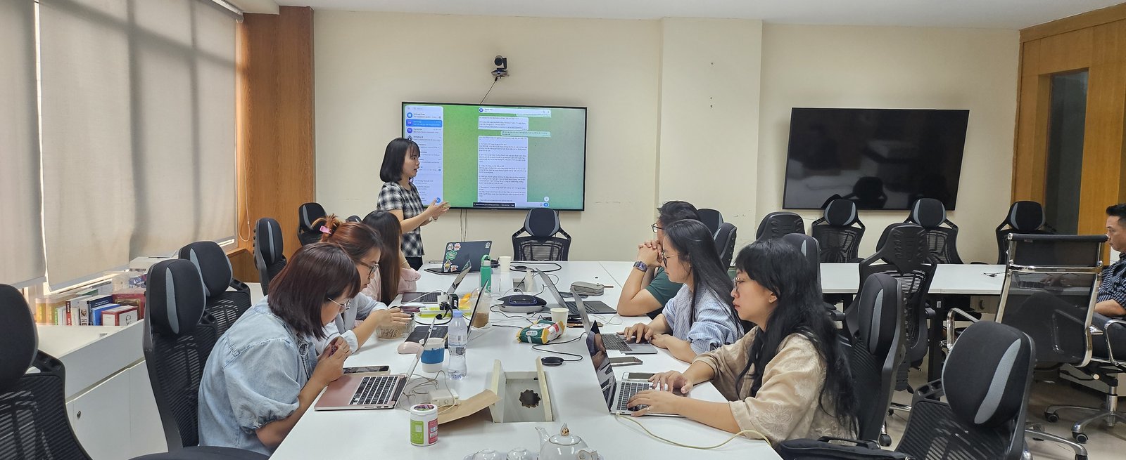 Giảng viên ZTO Labs trình bày trước màn hình demo trợ lý AI, các học viên Znews theo dõi và thực hành.