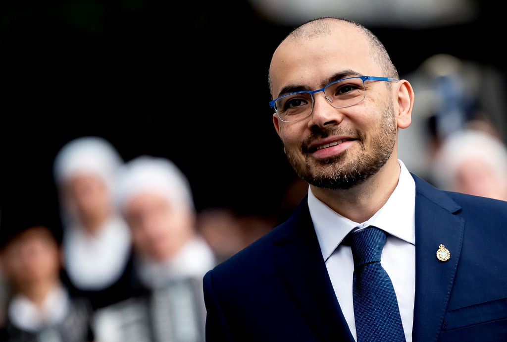 Hình minh hoạ Demis Hassabis, CEO và đồng sáng lập Google DeepMind, trong trang phục lịch sự tại một sự kiện chính thức. Tin chính ngày 15/07/2026: DeepMind đề xuất thành lập cơ quan kiểm định AI độc lập theo mô hình FINRA tại Mỹ.
